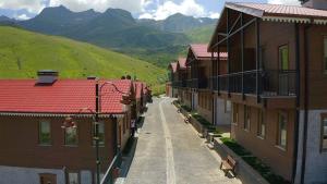 Ein allgemeiner Bergblick oder ein Berglick von des Aparthotels aus