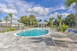 Bassein majutusasutuses Bright Condo with Pool, 3 Blocks to Santa Rosa Beach või selle lähedal