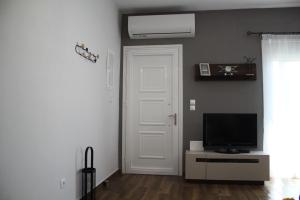 Televisyen dan/atau pusat hiburan di Meteora Rocks Apartment 1