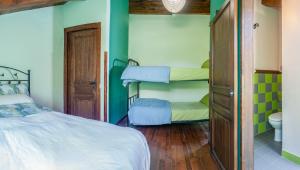1 Schlafzimmer mit 2 Etagenbetten und einem Badezimmer in der Unterkunft Albergue A'Noguera in Castiello de Jaca