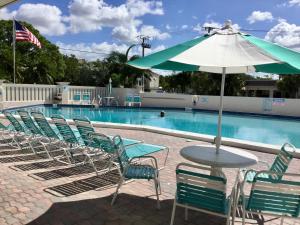 The swimming pool at or close to Island House Beach Resort 7