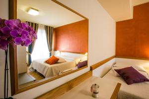 Säng eller sängar i ett rum på Hotel Roma