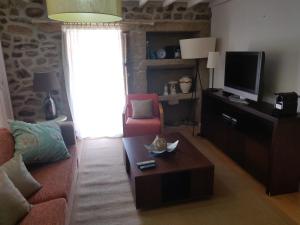 een woonkamer met een bank en een salontafel bij 3 Marias da Fonte in Lousa