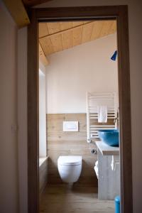 Łazienka z białą toaletą i umywalką w obiekcie Romeo Giulietta w Weronie