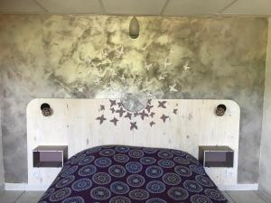 ein Schlafzimmer mit einem Bett mit Sternen an der Wand in der Unterkunft Chez DouKine in Beure