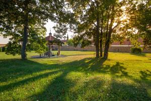 un parc avec des arbres et un kiosque dans l'établissement Hotel Čertousy, à Prague