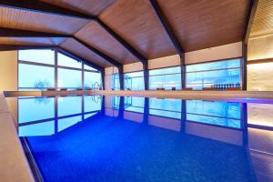 an indoor swimming pool with a large pool at Hotel Schillingshof in Bad Kohlgrub