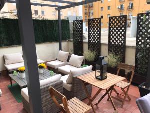 a patio with couches and a table on a balcony at Duquesa 32 in Logroño