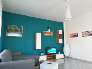 Televízia a/alebo spoločenská miestnosť v ubytovaní Exotic Rooftop in Alexandroupolis