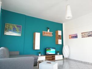 Televízia a/alebo spoločenská miestnosť v ubytovaní Exotic Rooftop in Alexandroupolis