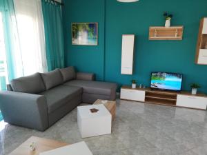 Televízia a/alebo spoločenská miestnosť v ubytovaní Exotic Rooftop in Alexandroupolis