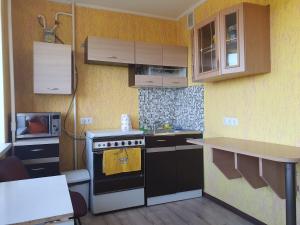 a small kitchen with a stove and a counter at Apartament Erfolg 3 in Daugavpils