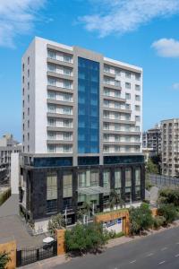 un immeuble d'appartements dans une ville avec une rue dans l'établissement Radisson Blu Hotel Ahmedabad, à Ahmedabad