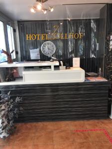 um átrio de hotel com um relógio na parede em Hotel Zollhof em Hamburgo