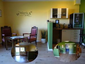 two pictures of a kitchen with a table and chairs at Dat lütte Nest in Brodersby OT Schönhagen