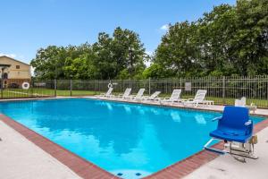 The swimming pool at or close to Motel 6 Groves, Tx