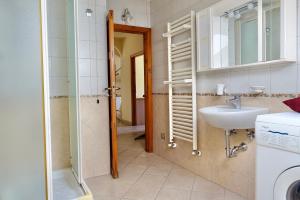 Koupelna v ubytování Casa GINESTRA a Bagno Vignoni + 17 fotografií