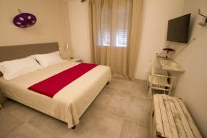 A bed or beds in a room at Il Sole di Poggi