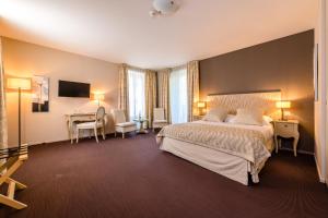 A bed or beds in a room at Hostellerie Le Petit Manoir