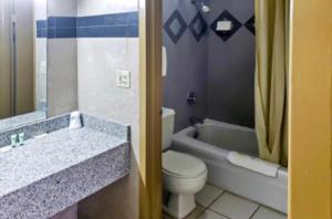 Vonios kambarys apgyvendinimo įstaigoje USA Inn