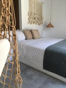 Postel nebo postele na pokoji v ubytování AELLIA HOTEL & SUITES LEROS