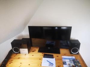 TV i/ili multimedijalni sistem u objektu Ferienwohnungen und Ferienhaus im Nixenweg