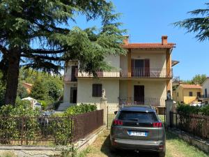 a car parked in front of a house at La Casa sul Trasimeno in Castiglione del Lago