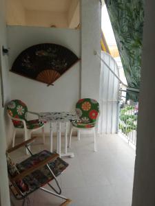 Habitación con balcón con mesa y sillas. en Villa Rosa, en San Pedro del Pinatar