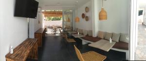 Lakkíon的住宿－AELLIA HOTEL & SUITES LEROS，用餐室配有长椅和桌椅