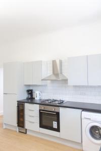 A cozinha ou kitchenette de Mansion House with Spacious Apartments close to Excel London and CanaryWharf