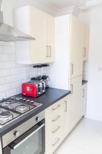 Una cocina o kitchenette en Mansion House with Spacious Apartments close to Excel London and CanaryWharf