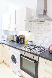 Dapur atau dapur kecil di Mansion House with Spacious Apartments close to Excel London and CanaryWharf