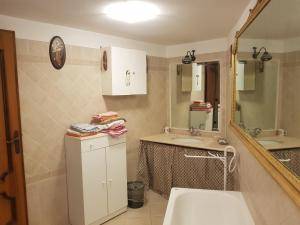bagno con lavandino e specchio di il CAPITELLO a Rieti