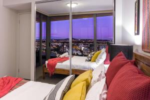 Postel nebo postele na pokoji v ubytování African Escape on Level 38 - Balcony with Views