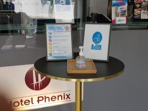 - une petite table avec une bouteille de savon dans l'établissement Hotel Phenix, à Bruxelles