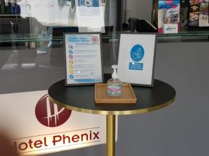 Una mesa pequeña con una botella de jabón. en Hotel Phenix, en Bruselas