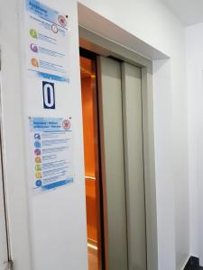 un cartel en una pared al lado de una puerta en Hotel Phenix en Bruselas