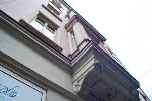 a building with a window on the side of it at Apartment Central Leipzig-Zoo in Leipzig