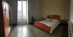 - une chambre avec un lit et une grande fenêtre dans l'établissement Chez Claudia - Relax in Catania city center, à Catane