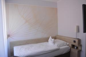 Ein Bett oder Betten in einem Zimmer der Unterkunft Hotel zur Post
