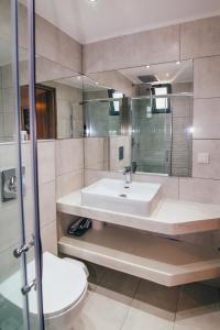 bagno con lavandino e servizi igienici di Zen Apartments a Laganas