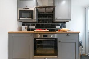 
A kitchen or kitchenette at 7 Trenwith Square

