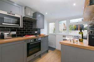 
A kitchen or kitchenette at 7 Trenwith Square
