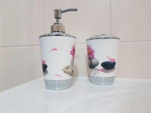 Un par de botellas sobre el mostrador del baño. en Casa Vacanza Via Roma, en San Giorgio Ionico 34 fotos más