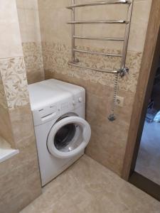 ein kleines Bad mit einer Waschmaschine in der Unterkunft Квартира у моря - apartment by the sea - Odessa in Odessa + 18 Fotos