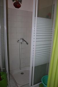 um chuveiro na casa de banho com banheira em Locat dépôt em Bouillante
