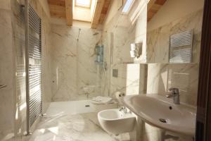 Kylpyhuone majoituspaikassa Rifugio Palafavera