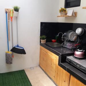 A kitchen or kitchenette at Villa Seruni Bandungan