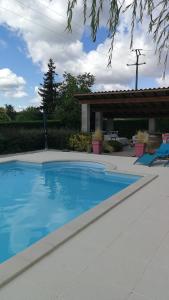 Het zwembad bij of vlak bij Le cheminblanc suite parentale