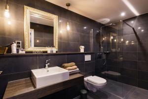 
a bathroom with a sink, toilet and bathtub at Charmehotel Kruishof in Ostend
